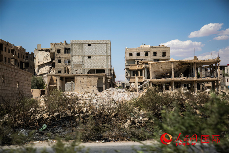 叙利亚首都大马士革市郊被战争损毁的建筑.人民网 薛丹摄