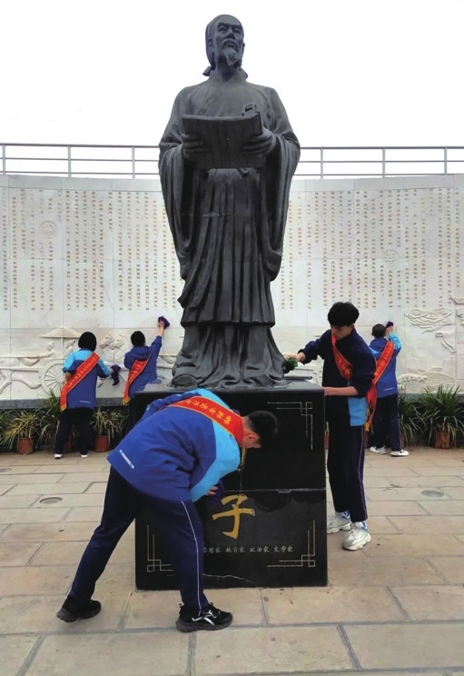 引领,实践育人等方面的作用,邯郸市荀子中学组织开展以"弘扬雷锋精神