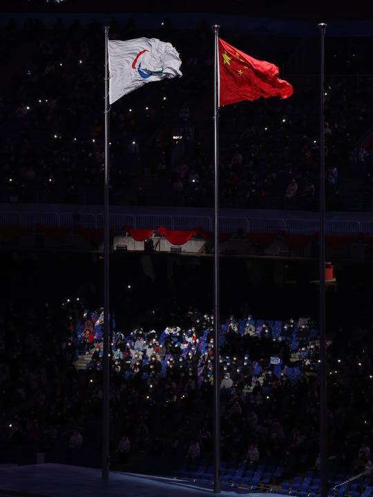 3月13日晚,中华人民共和国国旗在闭幕式上升起.新华社记者兰红光摄