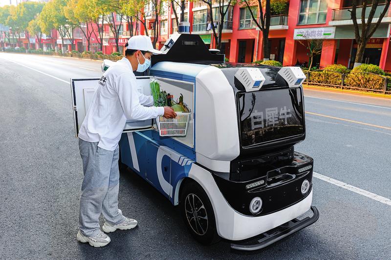 无人配送车白犀牛合肥街头试跑