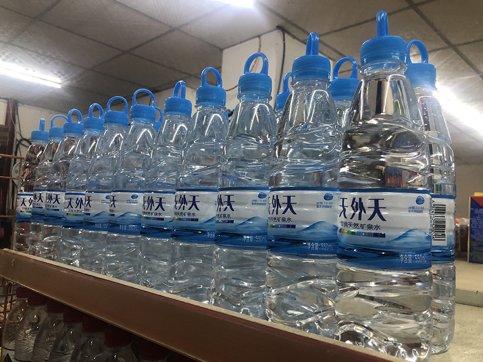 超市货架上的天外天矿泉水.