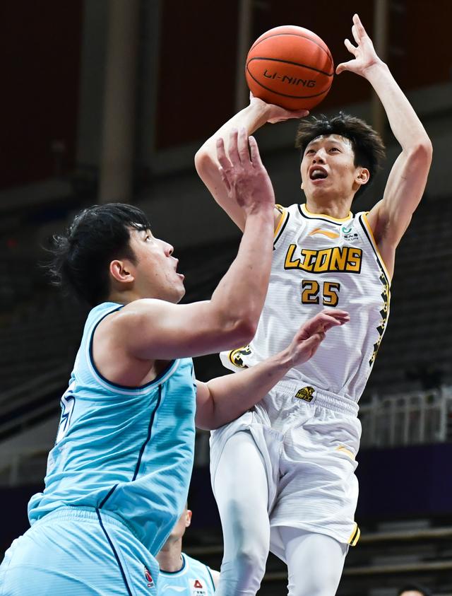 3月14日,浙江广厦控股队球员赵岩昊(右)在比赛中投篮.