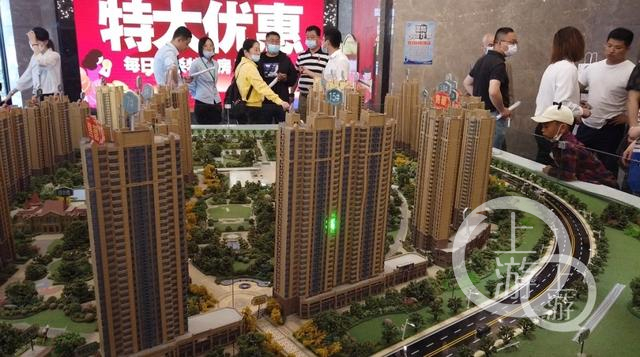 ▲2021年6月9日，哈爾濱恆大中央廣場項目售樓處特大優惠售房。攝影/上游新聞記者 張瑩