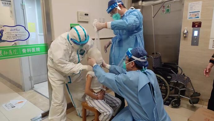 7岁女孩颈椎脱位脖子动弹不得长征医院石膏技师进入风险区为她治疗