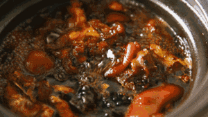 △浓郁的卤汤和酱色的猪脚。