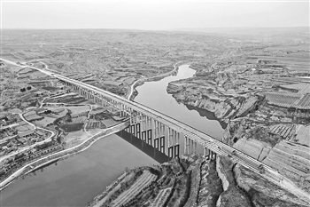 澄韦高速大峪河大桥箱梁架设完成