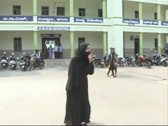 穆斯林学生与印度教学生对峙
