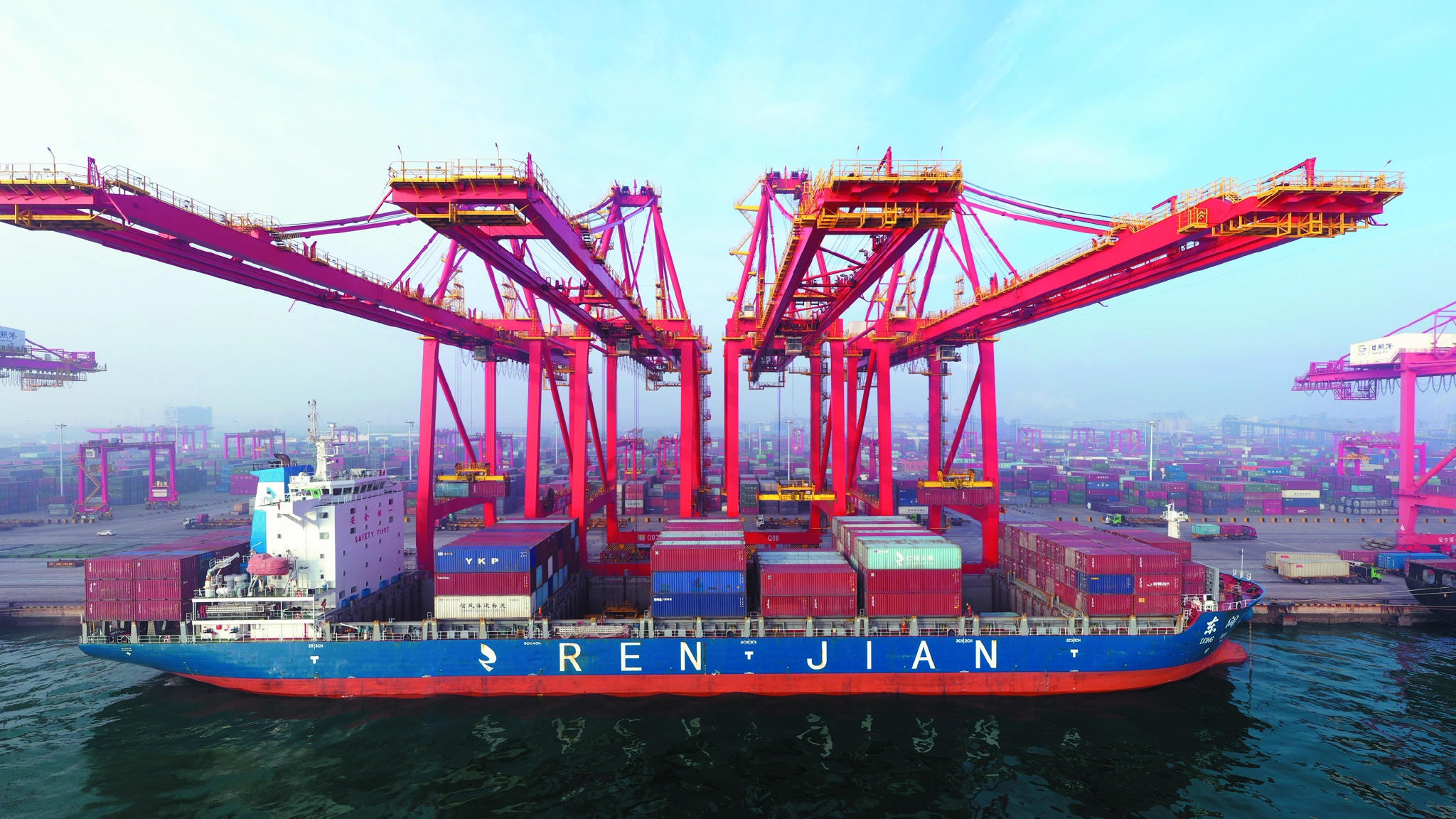 货轮停靠在山东日照港集装箱码头进行装卸作业(1月26日摄,无人机照片)