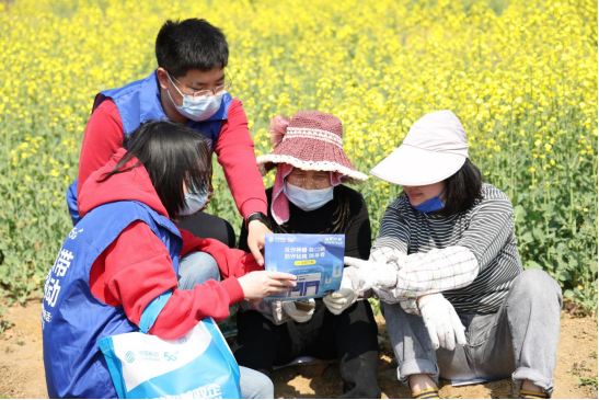 （图注：湖北移动志愿者深入田间地头为村民普及防范电信网络诈骗知识 ）