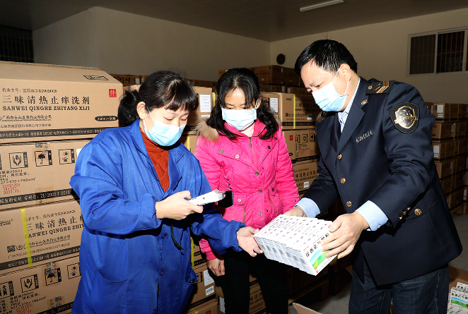 药品检验人员深入企业开展药品质量抽检(程奇 摄)