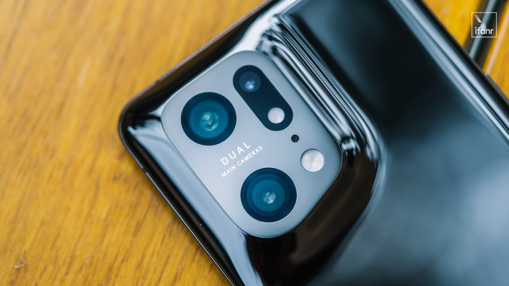 ▲ Find X5 Pro 天玑版的镜头模组上印上了 Dual Main Cameras（双主摄）的字样，也是市面上为数不多仍在坚持使用双主摄的旗舰。