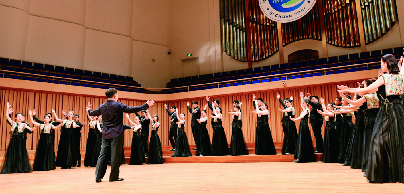 北京物资学院青年合唱团音乐总监,常任指挥潘明指挥合唱团演出3月
