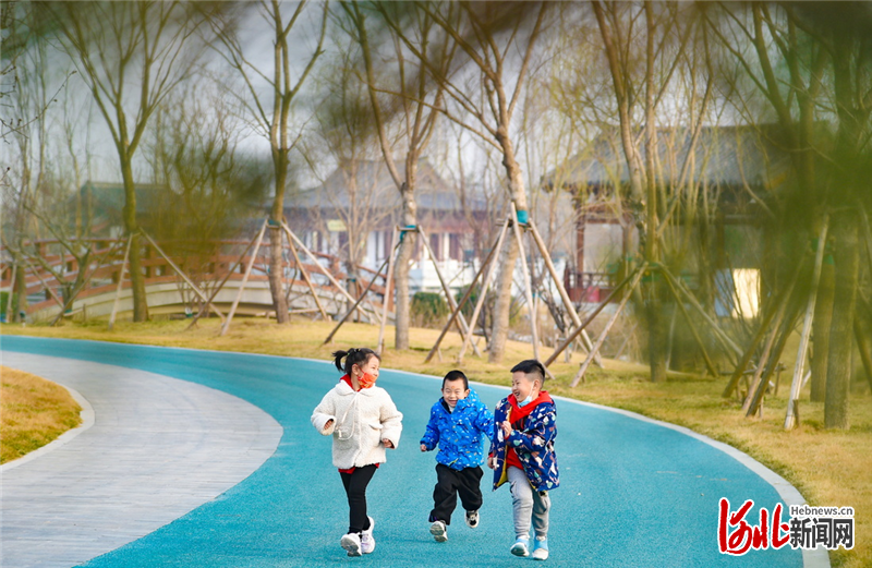 2022年3月15日,悦容公园,孩子们开心地追逐嬉戏.