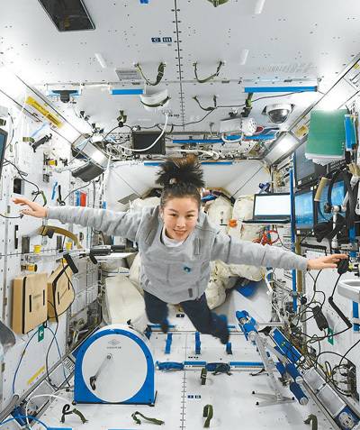 王亚平在空间站核心舱内"飞翔".中国航天员中心供图