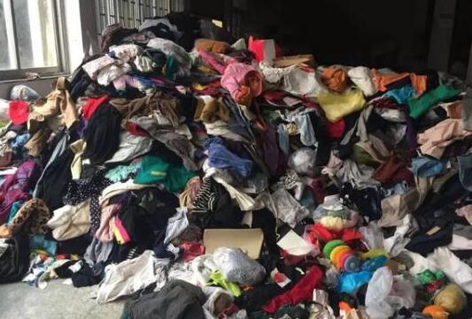 堆积成山的旧衣物
