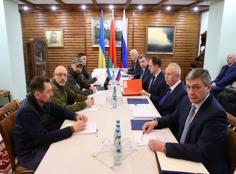 俄罗斯和乌克兰代表团成员此前在白俄罗斯谈判