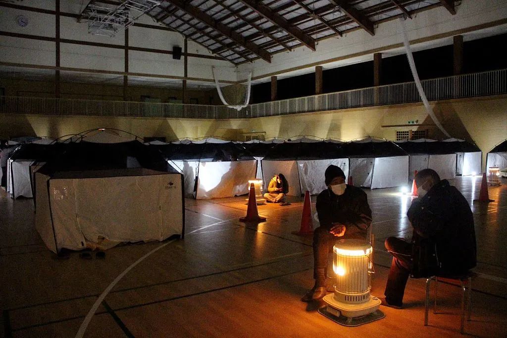 当地时间17日,日本福岛,人们在避难所中躲避.