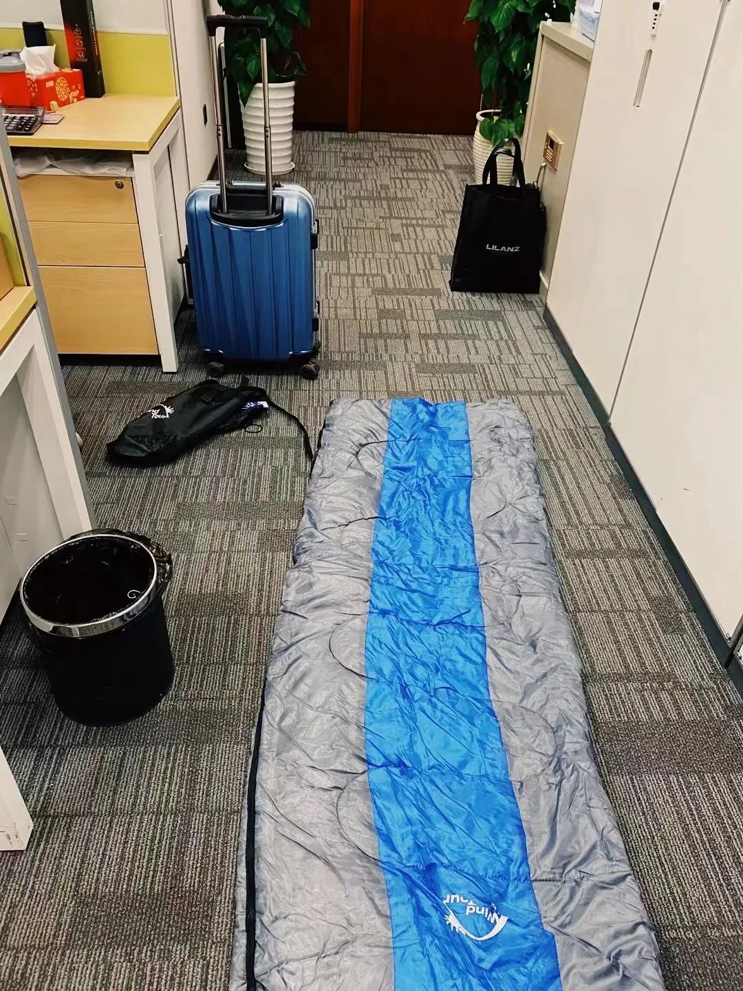 行军床和睡袋成为办公室必备良品