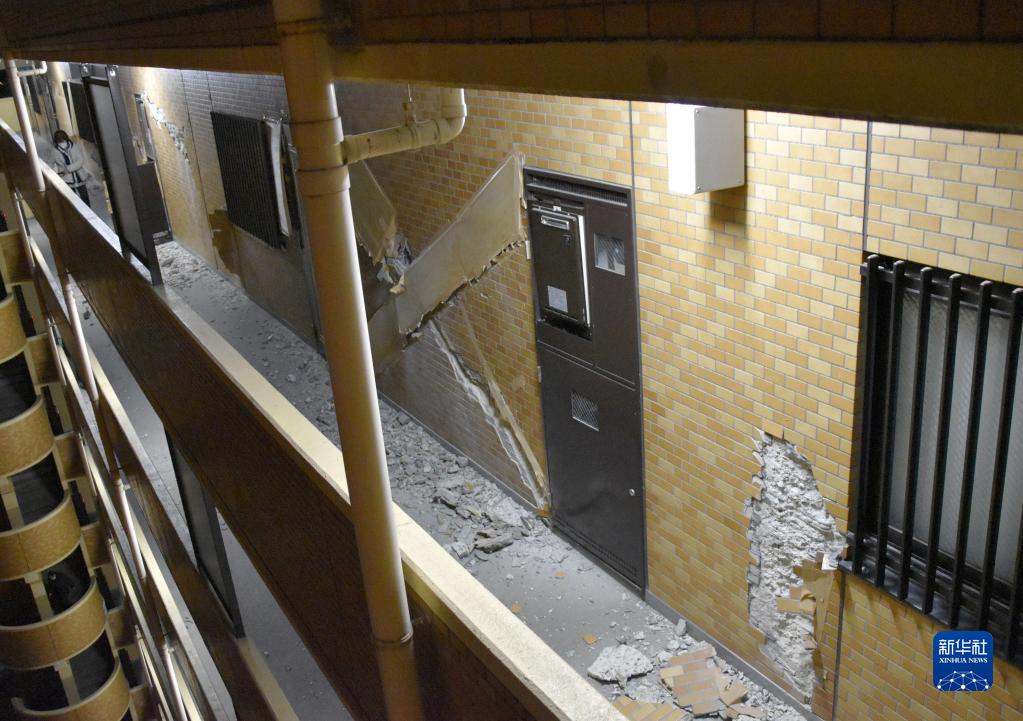 福岛市一住宅墙体因地震受损（3月16日摄）。新华社/共同社