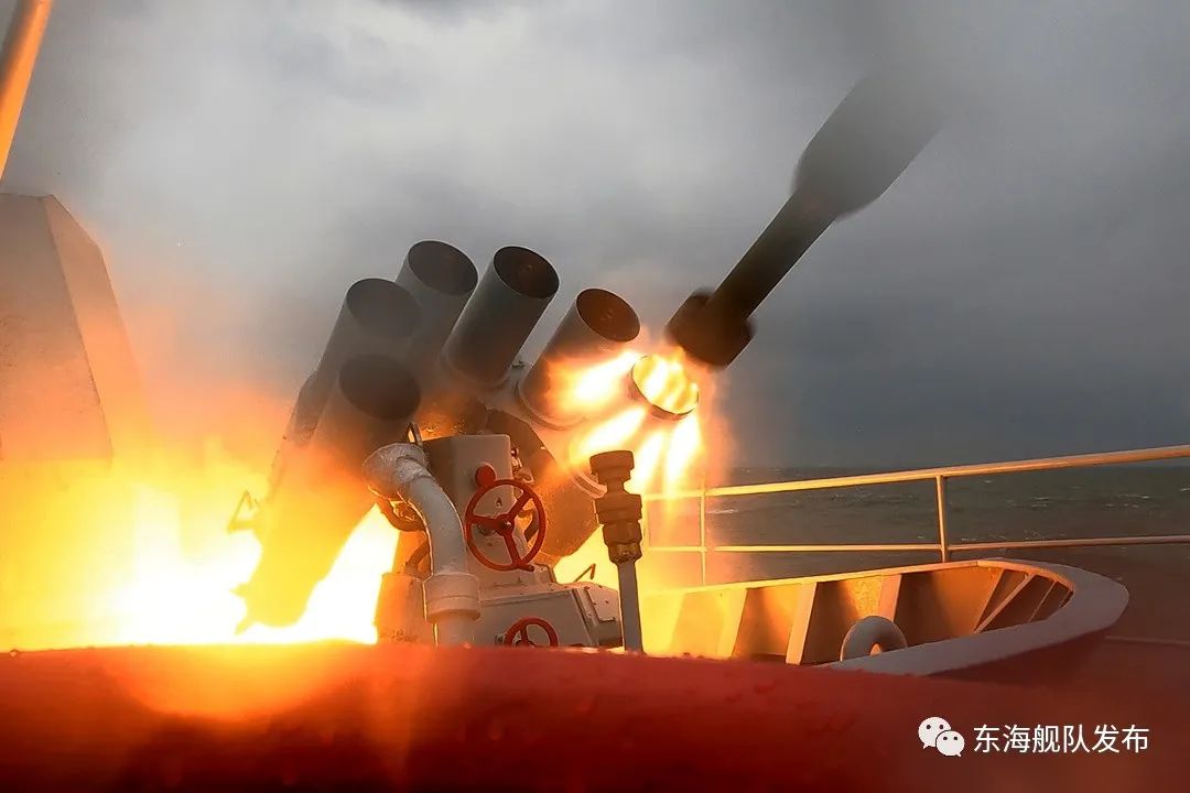 水下威胁成功消除转眼间,靶标附近激起道道水柱数枚火箭深弹鱼贯