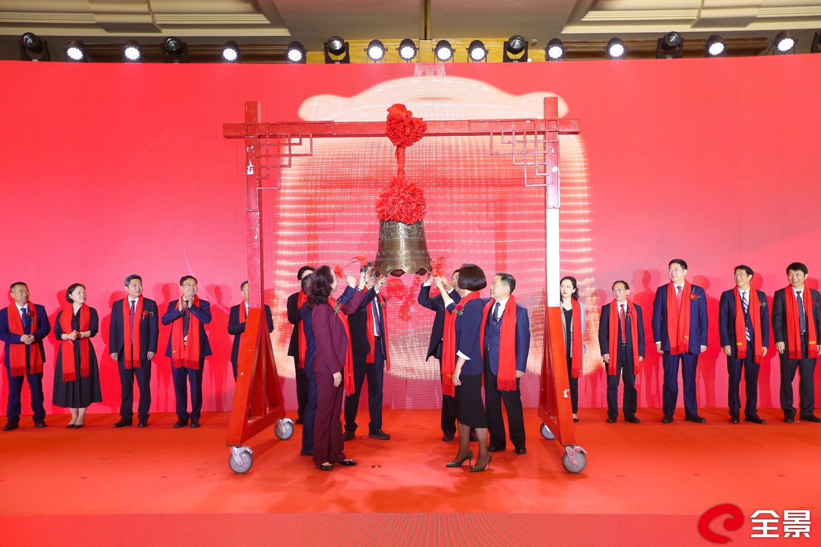 图:敲钟仪式现场