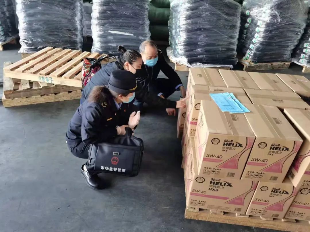 该物流点工作人员拿出物流托运单,显示该批润滑油是从东莞发往柳州