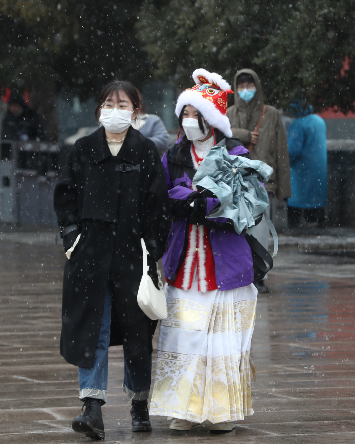 3月17日，游人在北京故宫神武门附近游览。中国日报记者 邹红 摄