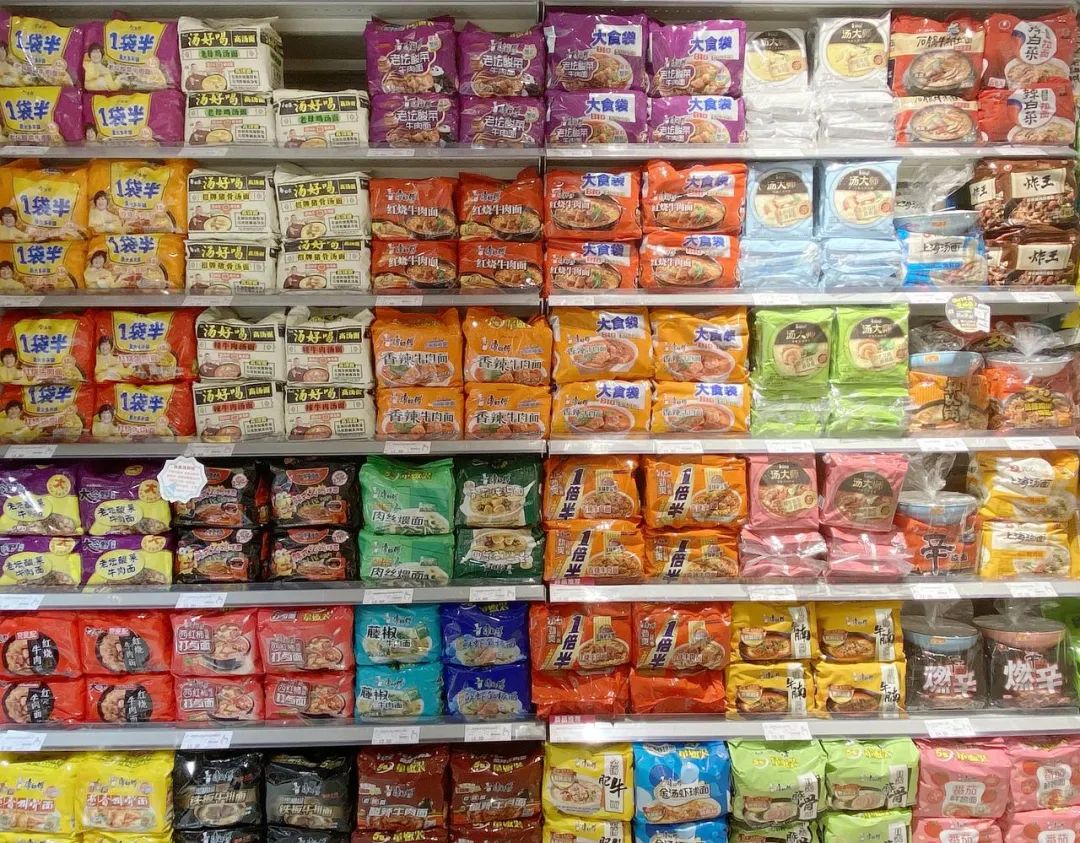 (超市货架上的方便面,图/视觉中国)