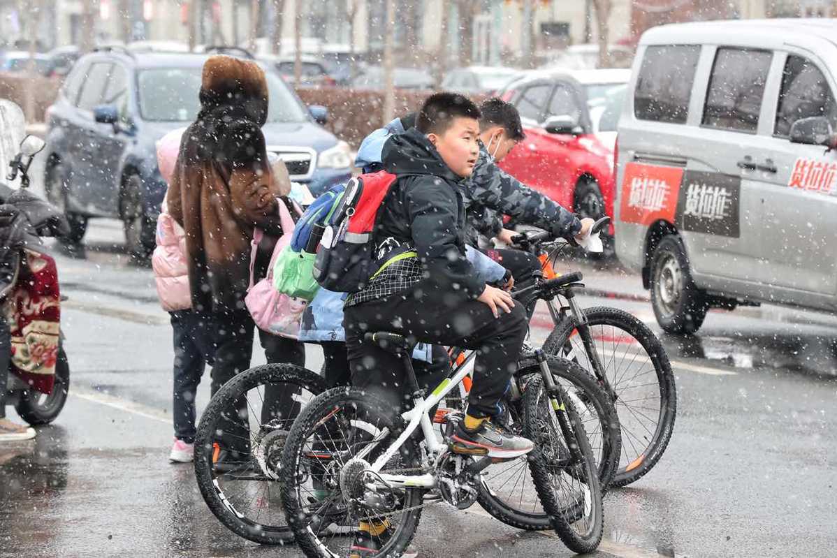 3月17日，北京市朝阳区，学生放学骑车回家。中国日报记者 姜东 摄