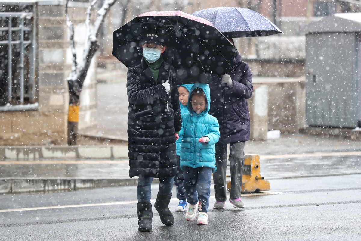 3月17日，北京市朝阳区，家长接孩子放学。中国日报记者 姜东 摄