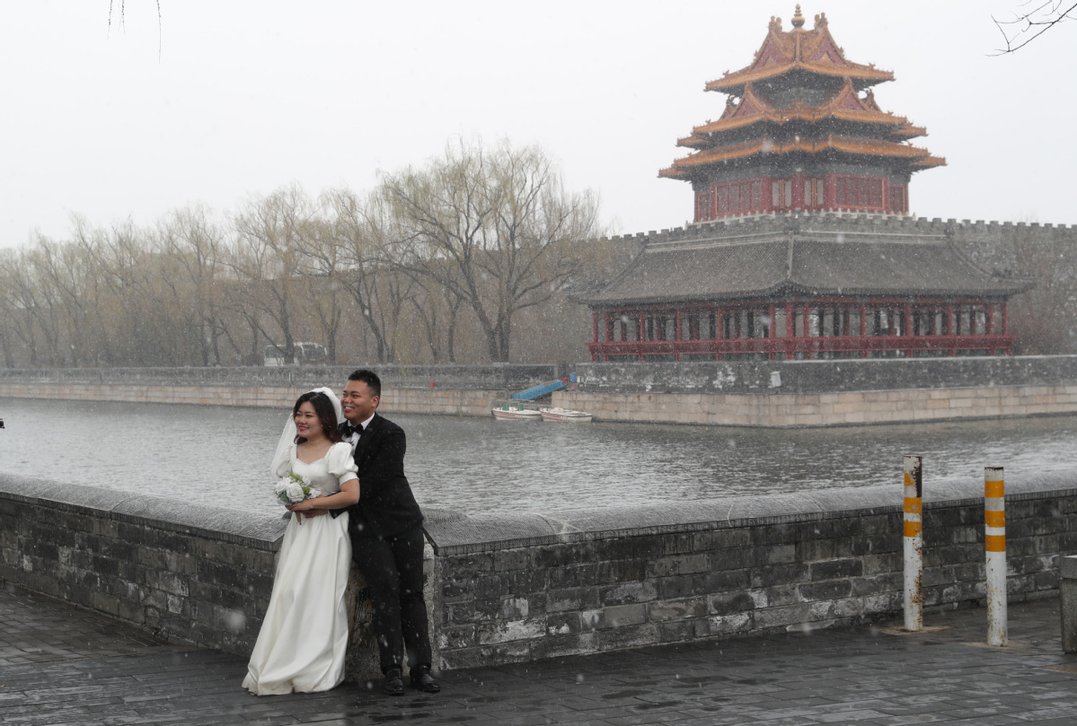 3月17日，北京故宫角楼，一对情侣在雪中拍摄婚纱照。中国日报记者 邹红 摄