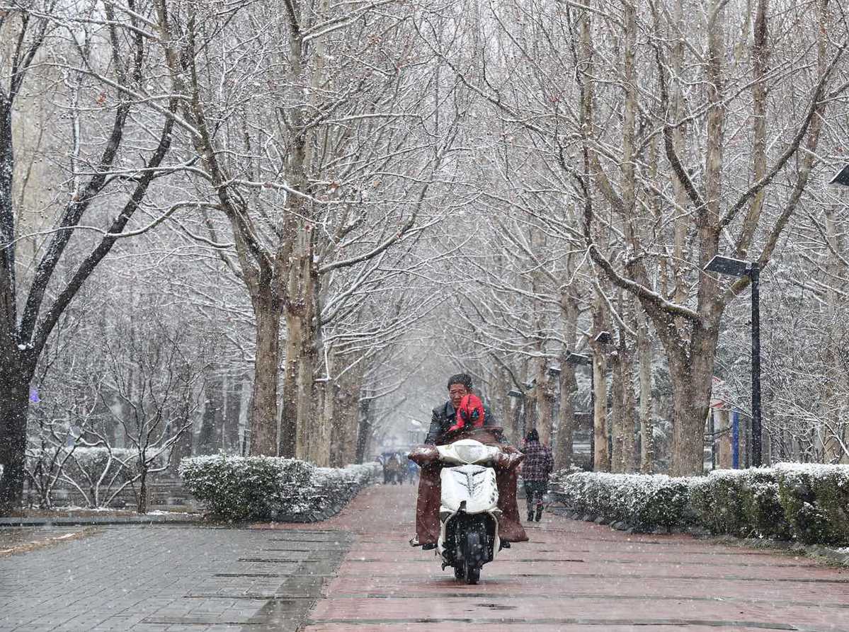 3月17日，北京市朝阳区，市民冒雪出行。中国日报记者 姜东 摄