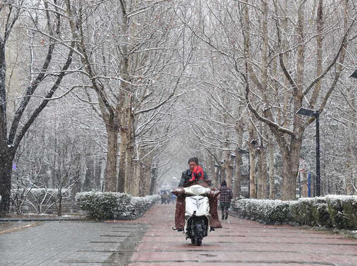 3月17日，北京市朝阳区，市民冒雪出行。中国日报记者 姜东 摄