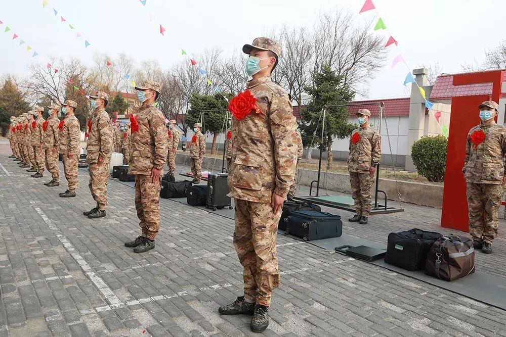 帅身穿21式军装的新兵来啦