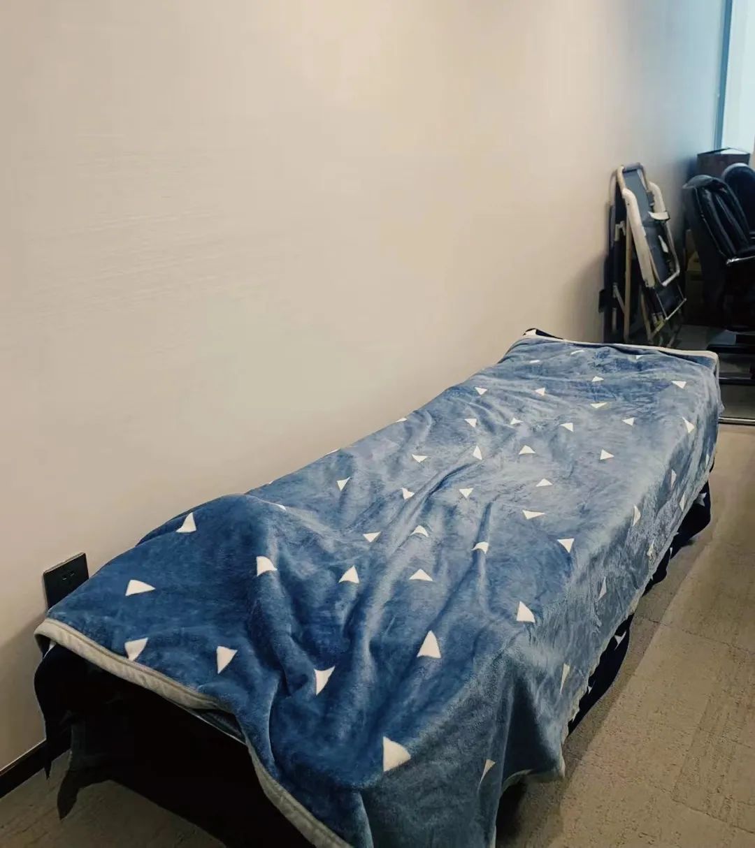 行军床和睡袋成为办公室必备良品