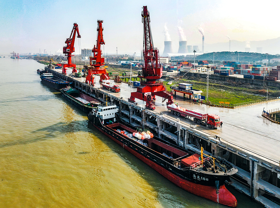 长江港口装卸忙