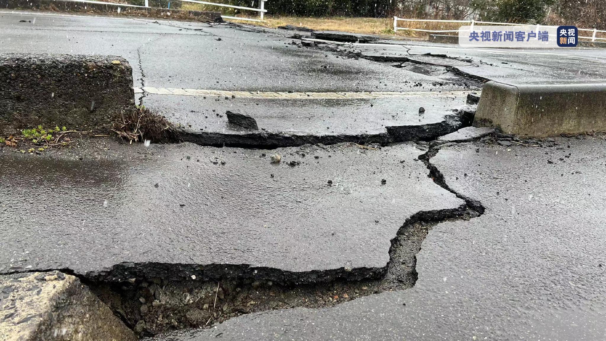 总台记者直击丨日本白石市道路已封锁地震导致路面开裂塌陷