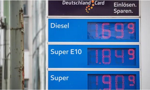 德国法兰克福一个加油站显示的油价。俄乌冲突爆发后，欧洲油价暴涨。（图片来源：新华社）