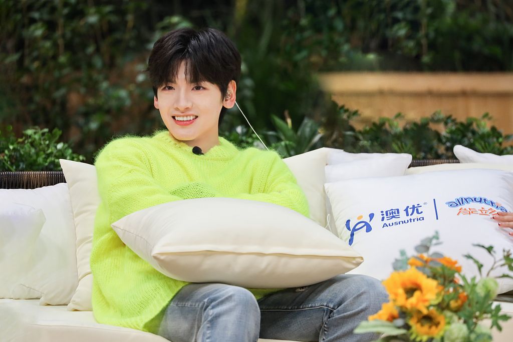 翟潇闻《没谈过恋爱的我》录制花絮曝光 着荧光绿毛衣清爽帅气_高清