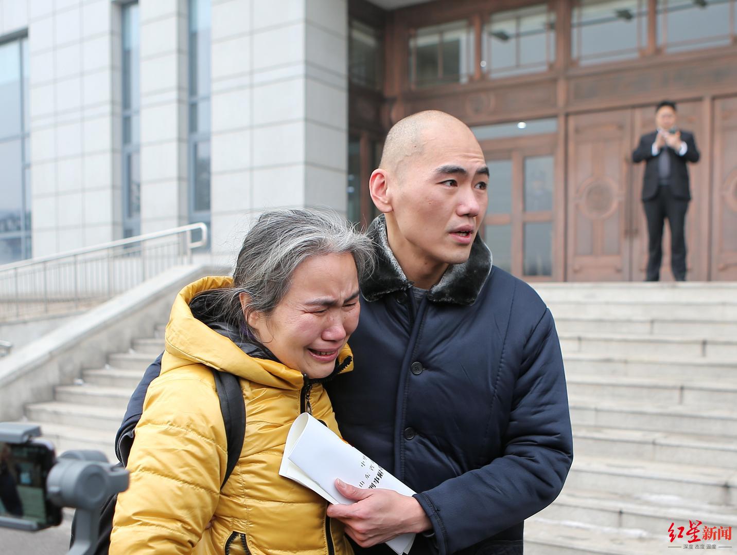 2020年1月13日，“张志超案”再审宣判，宣告张志超无罪，母子俩走出法院。