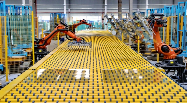 副总经理刘佳磊告诉记者,"公司原有的4880mm合格板宽浮法玻璃生产线