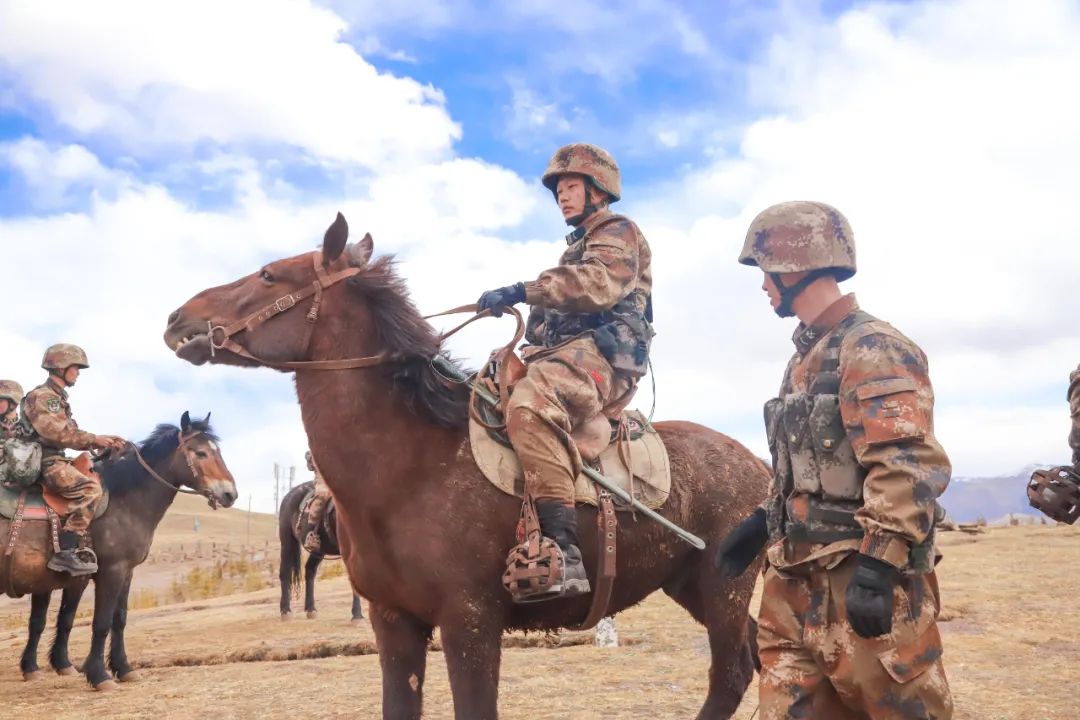 新兵贾迎辉深情抚摸自己的战马近日,西部战区陆军某旅果洛骑兵连为
