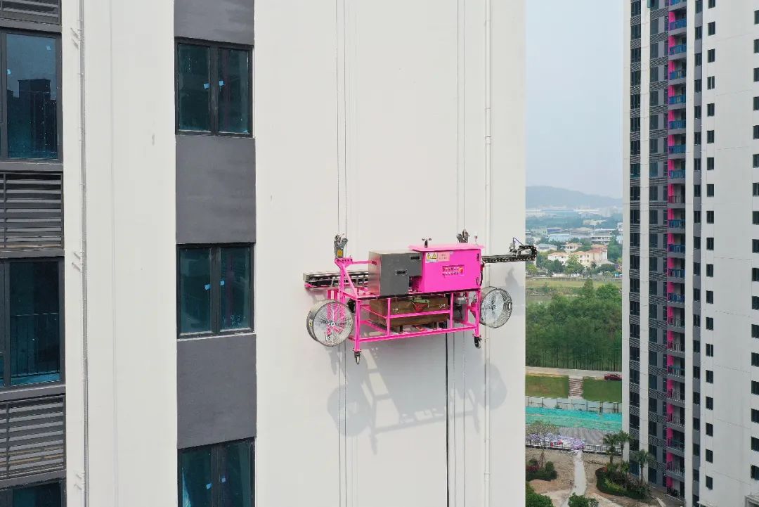 博智林卷扬式外墙乳胶漆喷涂机器人