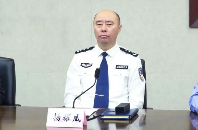 公开简历显示,杨耀威出生于1962年4月,中央党校大学学历.