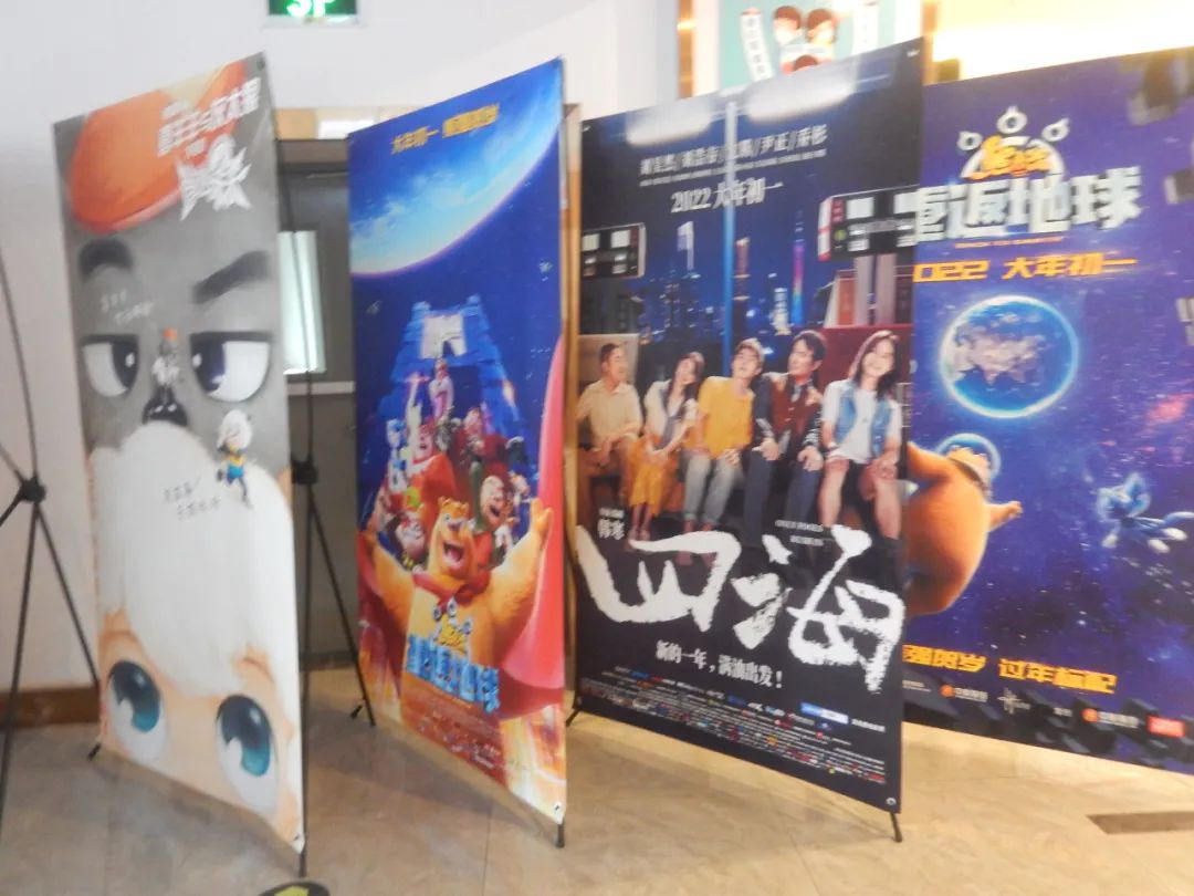 重庆的电影院内展出电影海报。图片来源：视觉中国