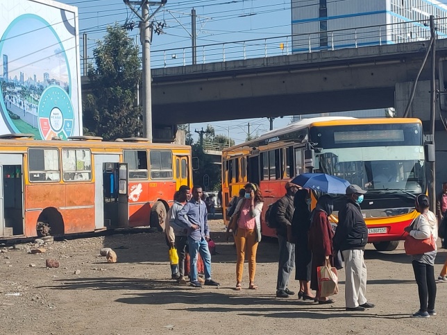     位于埃塞俄比亚首都亚的斯亚贝巴的公交车站
