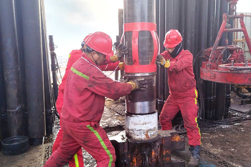 西部钻探克拉玛依钻井公司80026钻井队员工进行下套管作业 侯红丽 摄