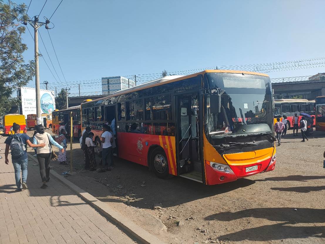 图：埃塞俄比亚首都亚的斯亚贝巴市区公交车站