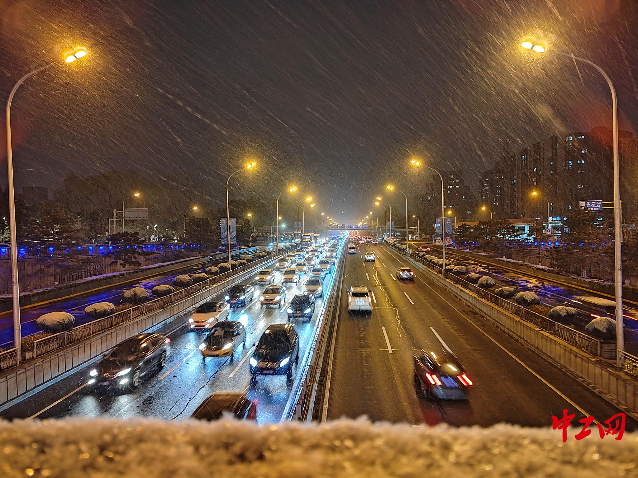 北京三月飞雪劳动者守护万家灯火
