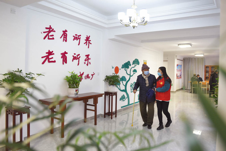 近日,在河北省宁晋县宁纺东城社区老年日间照料中心,志愿者陪老人锻炼